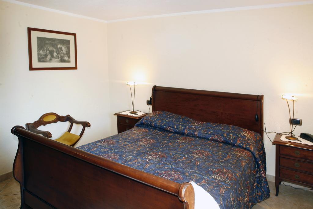 Les Combes Hotel La Salle Room photo