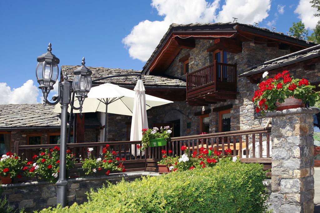 Les Combes Hotel La Salle Exterior photo