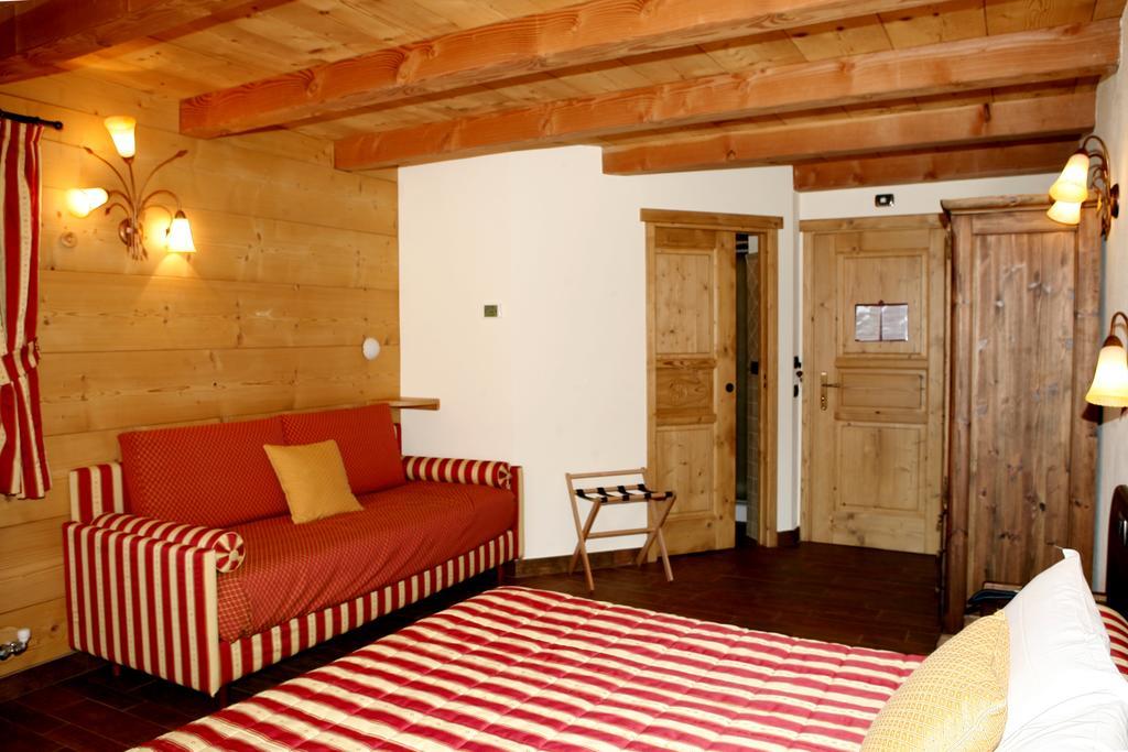 Les Combes Hotel La Salle Exterior photo