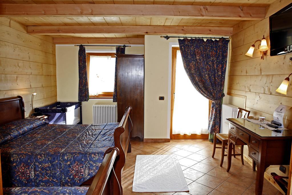 Les Combes Hotel La Salle Room photo