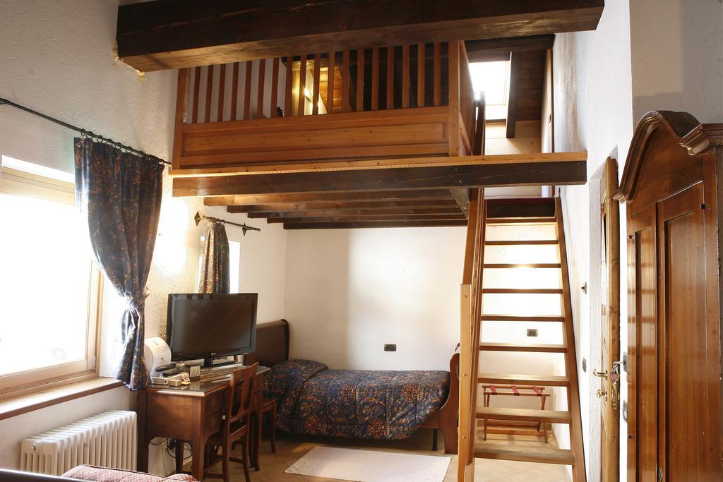 Les Combes Hotel La Salle Room photo