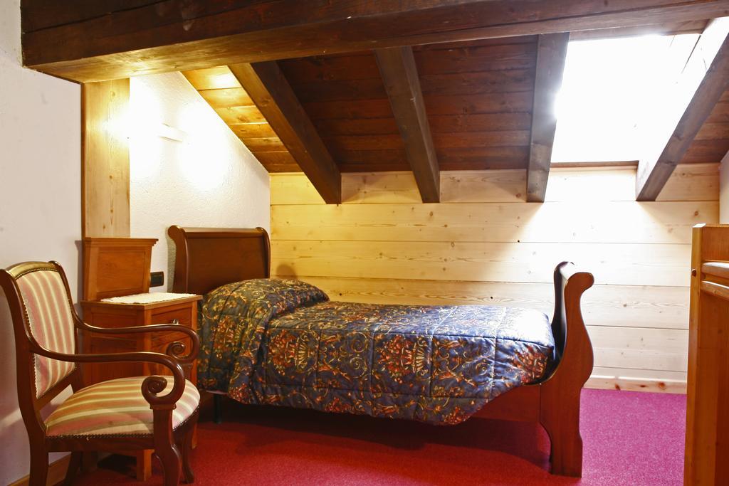 Les Combes Hotel La Salle Room photo