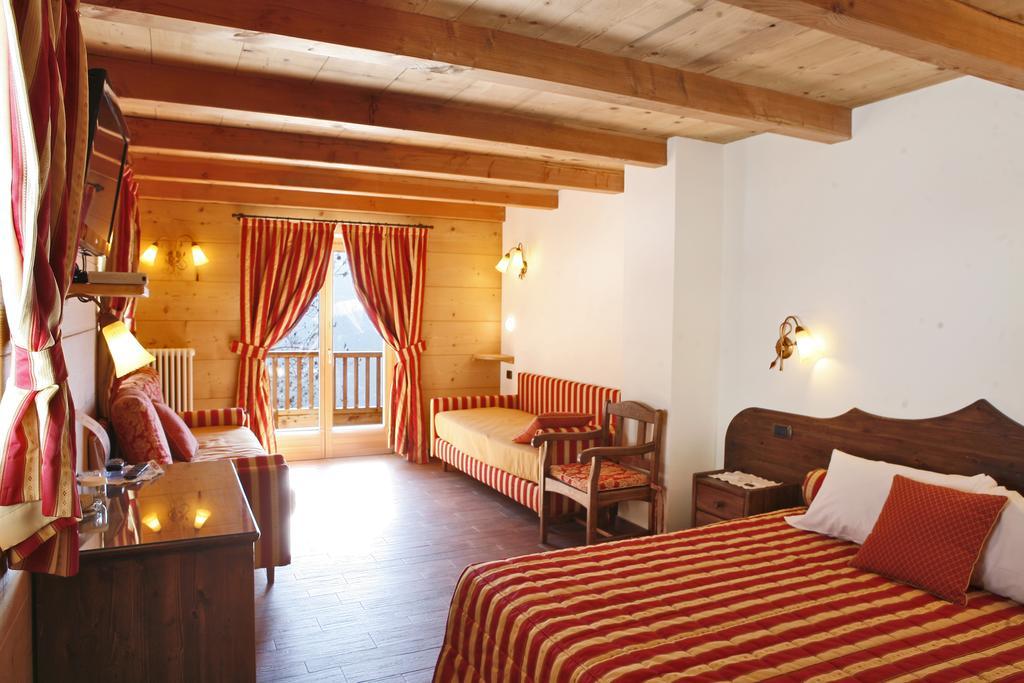 Les Combes Hotel La Salle Exterior photo