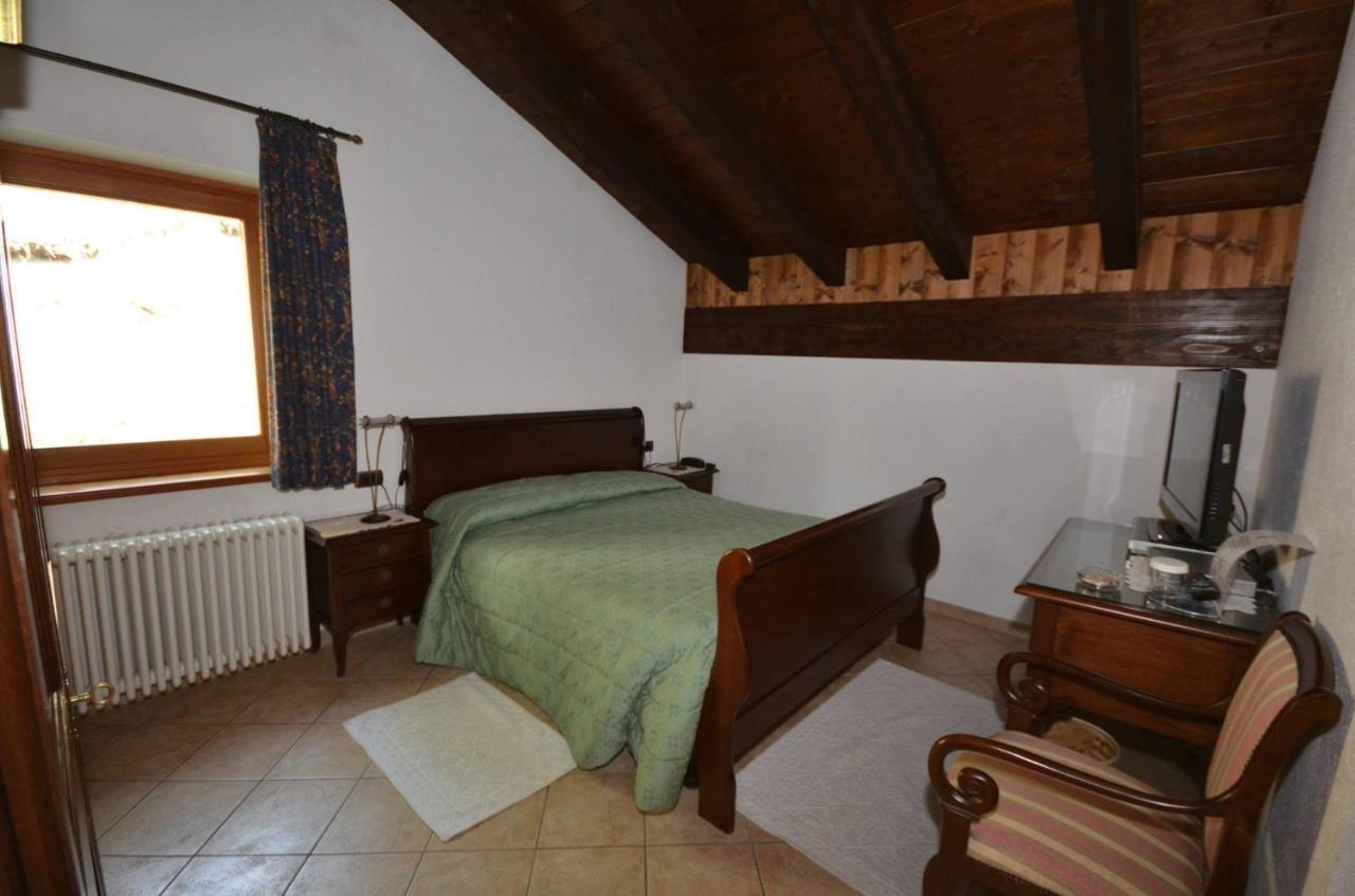 Les Combes Hotel La Salle Exterior photo